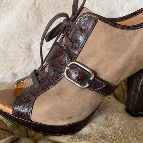 Women’s Naya heels size 9.5 with buckle and tie - Picture 4 of 13